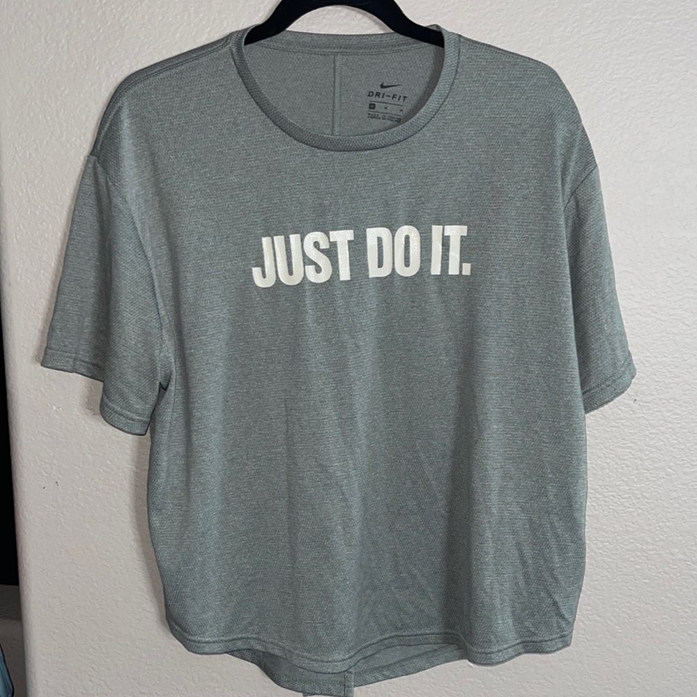 NIKE Dri-fit Short Sleeve Active Top w/ slit in back